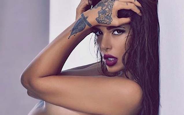 26-yasli-model-cilpaq-fotolarina-gore-irana-qayitmaga-qorxur